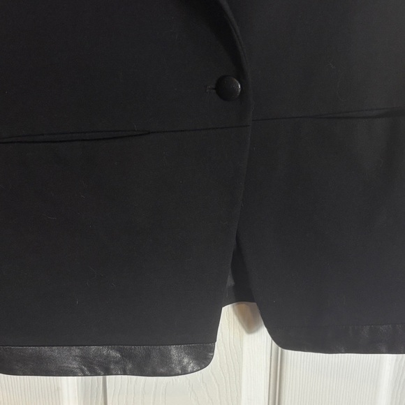 Elegant Black Blazer with Leather Details - Picture 5 of 10